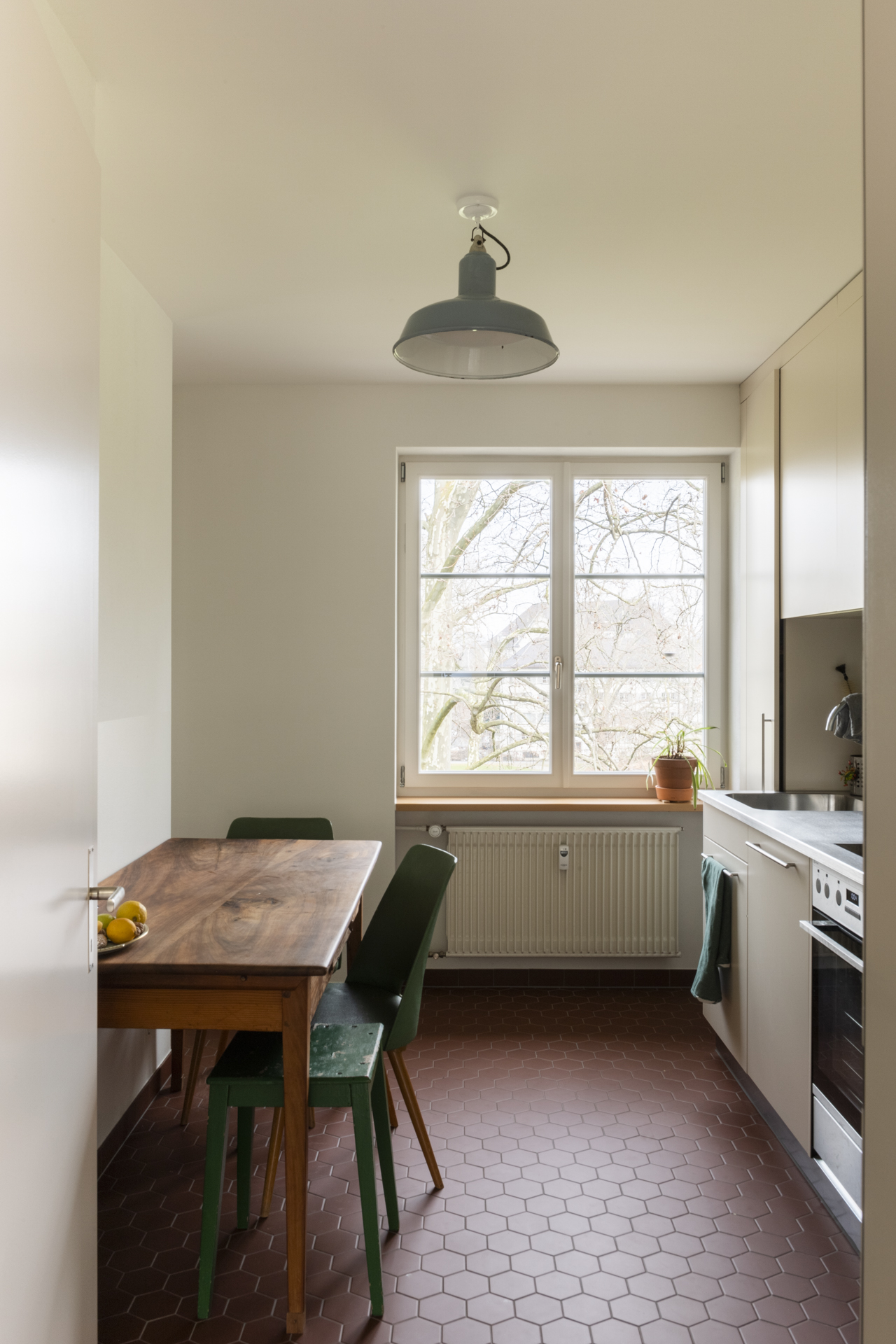 Blick in eine frisch sanierte Küche der Wohnsiedlung Bullingerhof